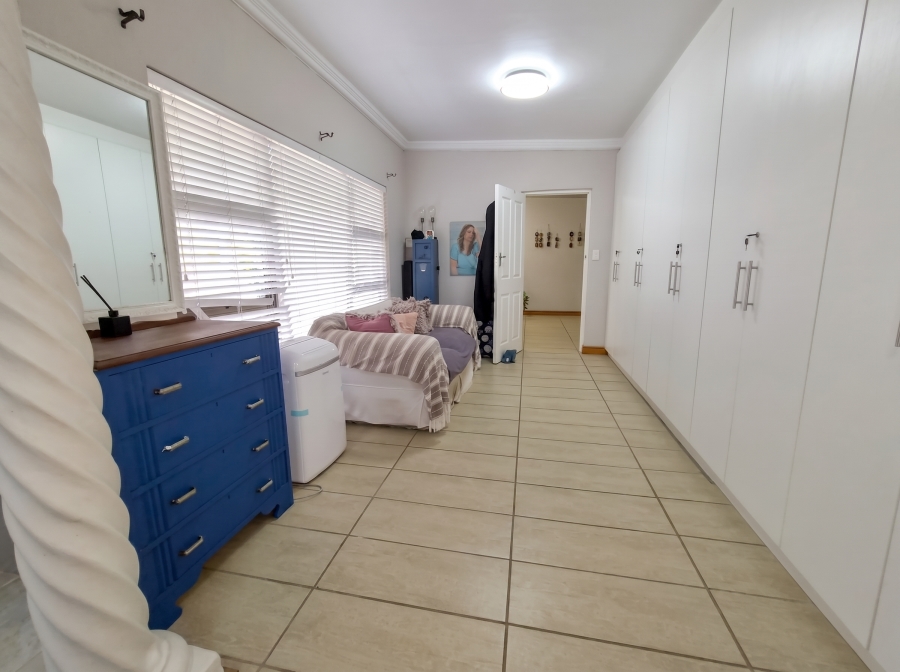 6 Bedroom Property for Sale in Struisbaai Western Cape
